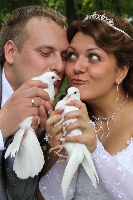 Дата: 08.11.2010, Время: 21:03. Молодая пара держит в руках пару голубей.