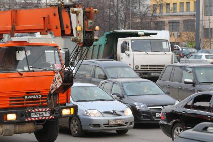г Москва. Пробки. грузовой транспорт . грузовик. третье транспортное кольцо. кран