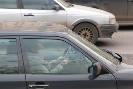 г Москва. Пробки. женщина водитель стоит в автомобиле