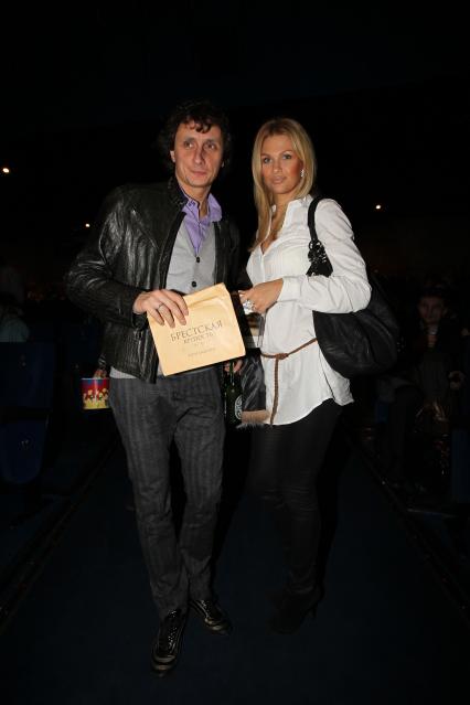 3 ноября 2010 года. Кинотеатр Пушкинский. Премьера фильма Брестская крепость. На снимке: телеведущий Вадим Галыгин с женой.