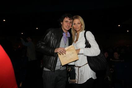 3 ноября 2010 года. Кинотеатр Пушкинский. Премьера фильма Брестская крепость. На снимке: телеведущий Вадим Галыгин с женой.