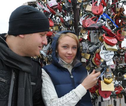 Дата съемки : 20.10.2010.
Свадебная традиция : влюбленные вешают на металическое дерево замочки со своими именами, тем самым навсегда скрепляя свои отношения .
На фото : влюбленные пришли посмотреть на свой замочек.