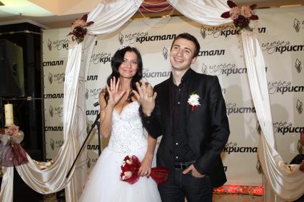 Дата съемки : 22.10.2010. На территории галереи КРИСТАЛЛ любой желающий может на бесплатной основе запротоколировать свой брак, обменяться металлическими гравированными кольцами и закрепить союз бокалом шампанского. Воспользоваться новыми возможностями поспешили сразу четыре звездные пары .
На фото : певица Мария Вебер и актер Алексей Гаврилов