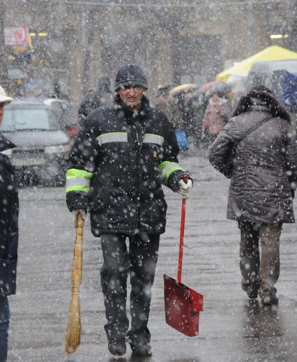 29 октября 2010 года. Наступление зимы в Москве. Дворник.