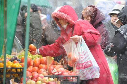 29 октября 2010 года. Наступление зимы в Москве. Уличная торговля. Покупатели.