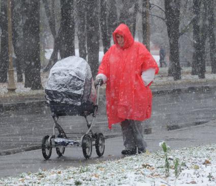 29 октября 2010 года. Наступление зимы в Москве. Женщина с коляской.