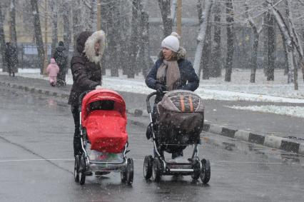 29 октября 2010 года. Наступление зимы в Москве. Девушки с колясками.