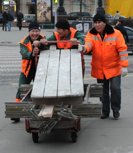 11.11.2010. Гастарбайтеры на улице.