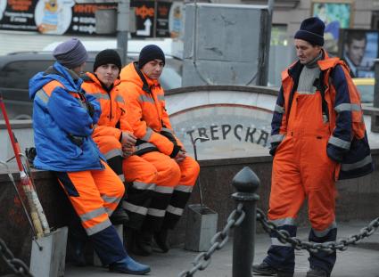 11.11.2010. Гастарбайтеры на улице.