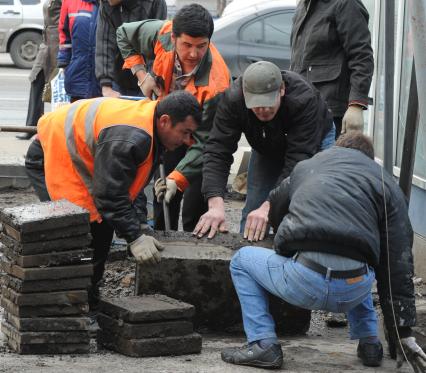 11.11.2010. Гастарбайтеры на улице.