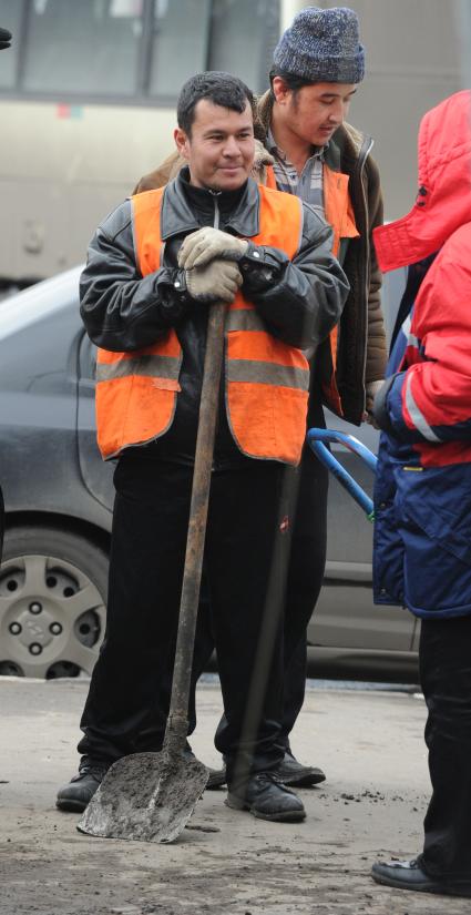 11.11.2010. Гастарбайтеры на улице.