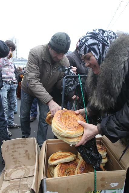 Празднование мусульманского праздника жертвоприношения КУРБАН БАЙРАМ, Московская соборная мечеть, 16 ноября 2010 года. Мусульмане.