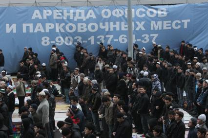 Празднование мусульманского праздника жертвоприношения КУРБАН БАЙРАМ, Московская соборная мечеть, 16 ноября 2010 года. Мусульмане.