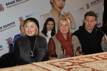 8 ноября 2010 года. Клуб ФБР. Показ в восточном стиле Оlga Rusan by Elena Lenina. На снимке: Елена Ищеева и Татьяна Пушкина.