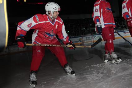 20 ноября 2010 года. Дворец спорта Сокольники. Благотворительная акция Под флагом добра - товарищеский хоккейный матч Чехия - Россия с участием спортивного клуба Росич при правительстве РФ и команды звезд эстрады России Старко. На снимке: Аркадий Дворкович.