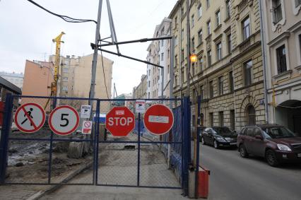 Дата съемки : 25.10.2010.
Москвичи остановили стройку гостиницы.
На фото : кусок дороги забрали под строительство семиэтажной гостиницы