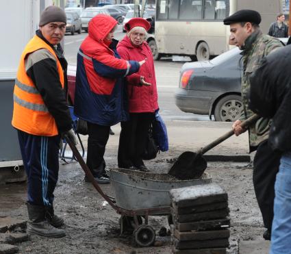 Гастарбайтеры на улицах Москвы, 11 ноября 2010 года.