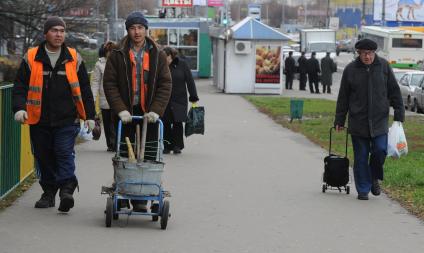 Гастарбайтеры на улицах Москвы, 11 ноября 2010 года.