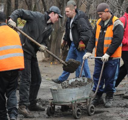 Гастарбайтеры на улицах Москвы, 11 ноября 2010 года.