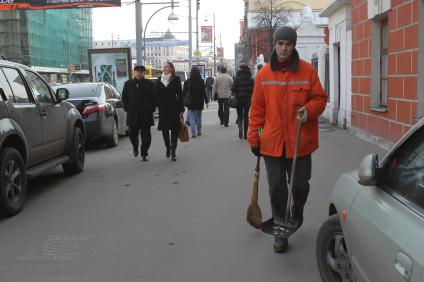 МОСКВА. Белорусский вокзал. Гастарбайтер убирает улицу.