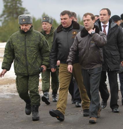 Президент России Дмитрий Медведев на военном полигоне \"Гороховецкий\", 25 ноября 2010 года. НА ФОТО: министр обороны Анатолий Сердюков (второй слева).