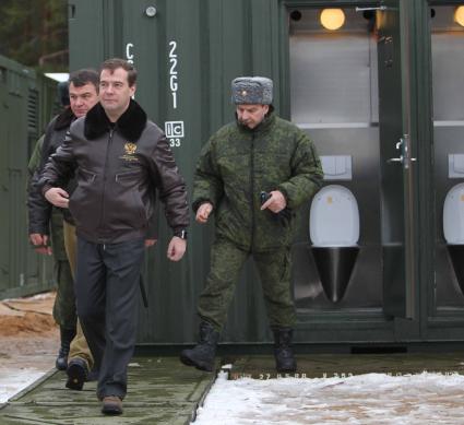 Президент России Дмитрий Медведев  на военном полигоне \"Гороховецкий\", 25 ноября 2010 года. НА ФОТО: министр обороны Анатолий Сердюков (слева).