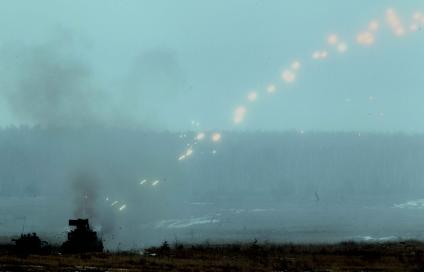 На военном полигоне \"Гороховецкий\", 25 ноября 2010 года.  На фото: Стрельбы трасссирующими из зенитного пушечно-ракетного комплекса 2С6 \"Тунгуска\".