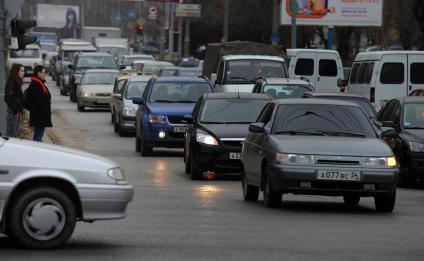 17 ноября 2010. Волгоград. Открытие новой трансопортной развязки на пересечении проспекта Ленина и улицы им. 7-й Гвардейской дивизии спровоцировало образование автомобильных пробок на этих дорогах.