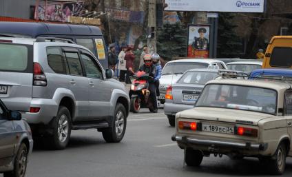 17 ноября 2010. Волгоград. Открытие новой трансопортной развязки на пересечении проспекта Ленина и улицы им. 7-й Гвардейской дивизии спровоцировало образование автомобильных пробок на этих дорогах.