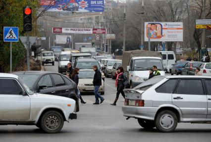 17 ноября 2010. Волгоград. Открытие новой трансопортной развязки на пересечении проспекта Ленина и улицы им. 7-й Гвардейской дивизии спровоцировало образование автомобильных пробок на этих дорогах.