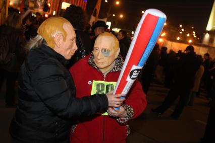 Дата съемки : 31.10.2010.
Митинг в защиту 31 статьи конституции РФ.
На фото : митингующие люди в масках Путина