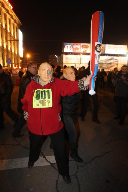 Дата съемки : 31.10.2010.
Митинг в защиту 31 статьи конституции РФ.
На фото : митингующие люди в масках Путина