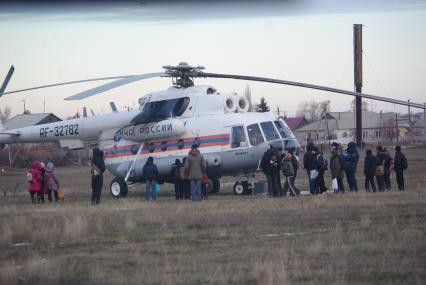 Вертолет МЧС окружили дети, 3 декабря 2010 года, Маркс.