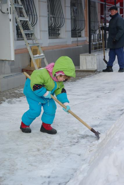 Ребенок с лопатой убирает снег, 29 января 2010 года. Снег, зима, дети, ребенок, детский труд, сугроб, дворник.