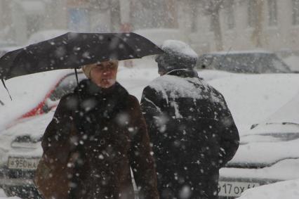 Сильный снегопад в городе, 6 февраля 2010 года, Саратов. Зима, снег, снегопад, люди, город, мороз.