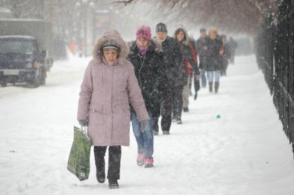 Сильный снегопад в городе, 6 февраля 2010 года, Саратов. Зима, снег, снегопад, люди, город, мороз.