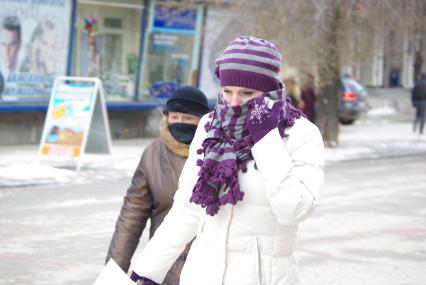 Замерзшие люди в городе, Саратов, 17 декабря 2009 года. Холод, зима, мороз, люди, город, шарф