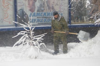 Сильный снегопад в городе, 6 февраля 2010 года, Саратов. Зима, снег, снегопад, люди, город, мороз, дворник.