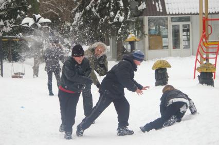 Дети играют в снегу, 6 февраля 2010 года, Саратов. Зима, снег, снегопад, дети, город, мороз, игра в снежки.