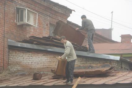 Ремонт крыши в доме, Саратов, 17 ноября 2010 года. Крыша, ТСЖ, ЖКХ, ремонт, железо, металл,