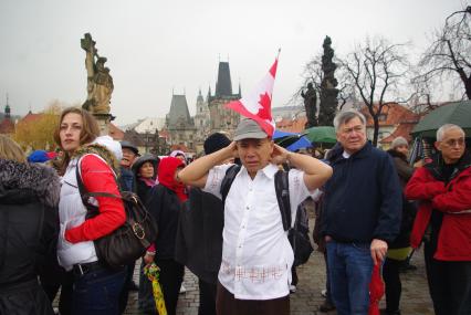 Туристы  в  Праге на Карловом мосту, 7 ноября 2011 года, Чехия. Путешествия, отдых, Европа, турист, отпуск, зарубежом, туризм, турфирма, дождь, Карлов мост, достопримечатильности, экскурсии.