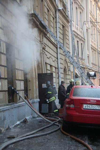 6 декабря 2010 года. В Москве произошел пожар в доме   12 в Малом Козихинском переулке