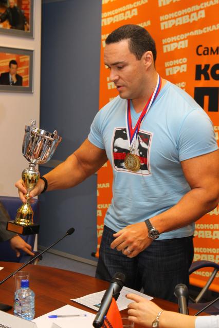 Дата съемки : 01.11.2010.
На пресс конференции в КП побывали Александр Невский и Оксана Сидоренко с триумфом вернувшиеся с чемпионата мира по Всемирной федерации фитнеса и Всемирной федерации бодибилдинга.
На фото : Сидоренко и Невский