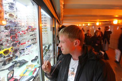 г Москва. подземный переход к станции метро Аэропорт. киоски. очки распродажа белья и очков