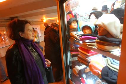 г Москва. подземный переход к станции метро Аэропорт. киоски. манекены одежда шапки