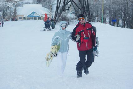 Семейная пара на лыжном курорте, 9 марта 2010 года. Саратов. Зима, снег, зимние развлечения, отдых, горнолыжный курорт, лыжная база, сноубордист, лыжник, костюм лыжника, горнолыжная трасса, спорт, соревнование, семья, мужчина и женщина, отдых, отпуск, новый год, новогодние каникулы.
