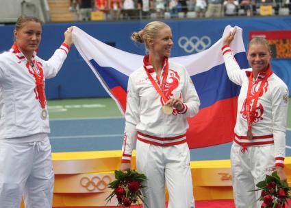 Дата съемки : 02.11.2010.
Олимпиада 2008 года . Большой теннис.
На фото : Российские теннисистки Динара Сафина - серебро , Елена Дементьева - золото и Вера Звонарева - бронза