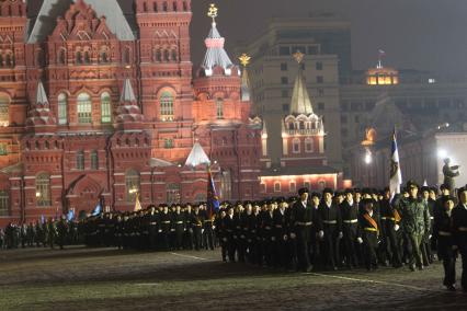 Дата съемки : 03.11.2010.
На Красной площади прошла репетиция шествия в честь парада 1941 года .
На фото : кадеты отрабатывают элементы строевой подготовки на репетиции шествия