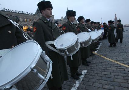 Дата съемки : 03.11.2010.
На Красной площади прошла репетиция шествия в честь парада 1941 года .
На фото : Барабанщики на репетиции шествия