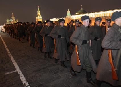 Дата съемки : 03.11.2010.
На Красной площади прошла репетиция шествия в честь парада 1941 года .
На фото : Солдаты отрабатывают элементы строевой подготовки на репетиции шествия